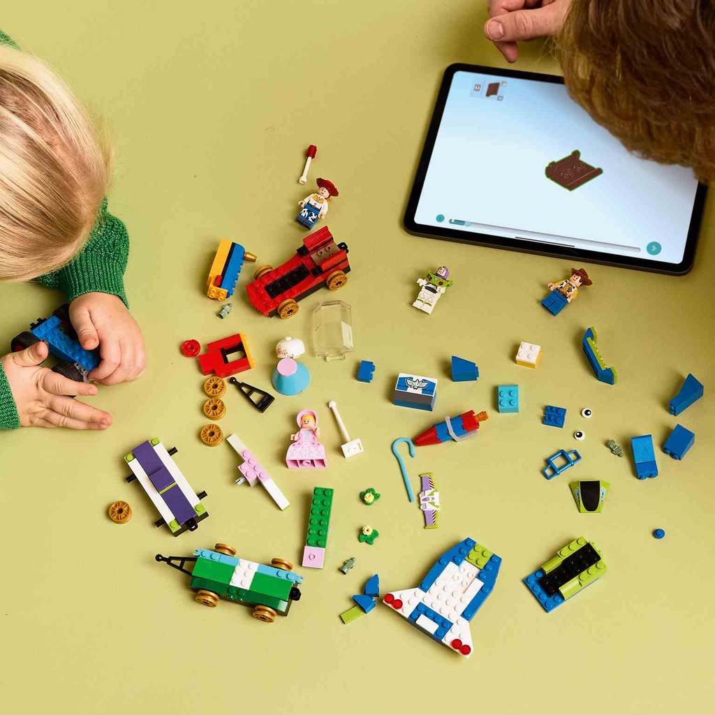 LEGO Disney | Tren de Celebración de Toy Story y Coche RC - 43264