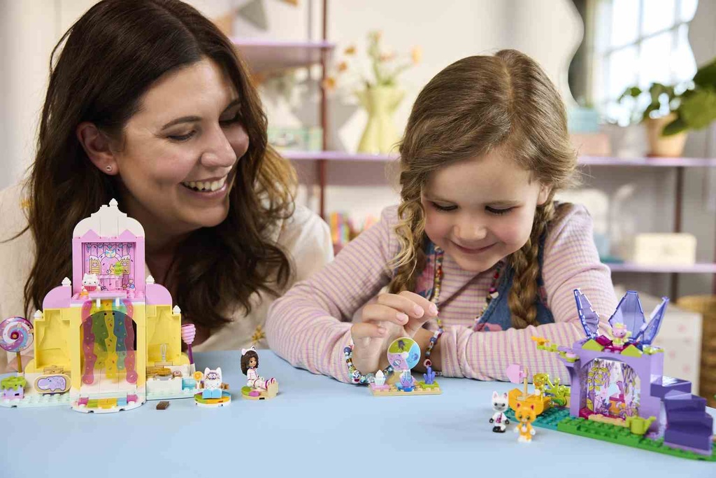 LEGO Gabby's Dollhouse | Montaña de Dulces y Jardín de Gatitos  - 11205