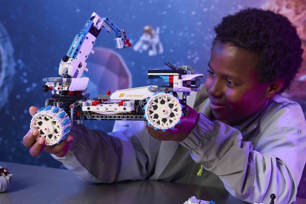LEGO Technic | Vehículo Espacial Lunar Outpost™: Róver Lunar  - 42211